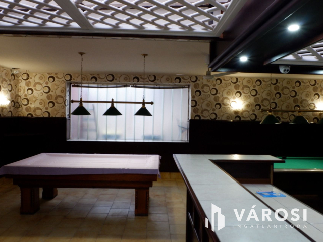 Üzlethelyiség teljes berendezéssel eladó!