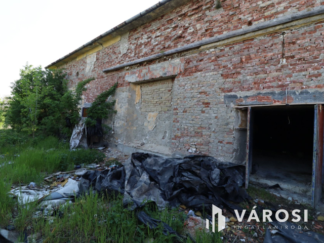 Gönyűn eladó vendéglátó egység 2 lakással