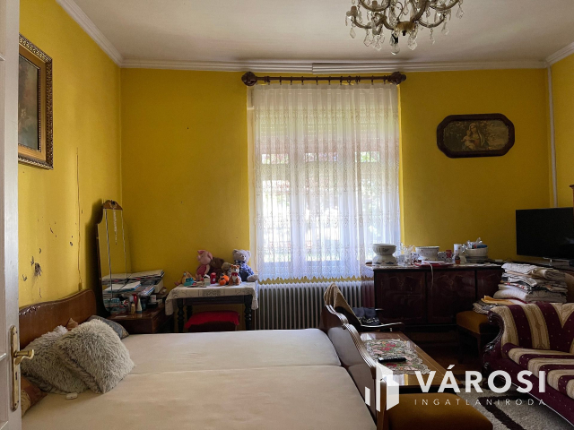 Frekventált helyen családi ház eladó