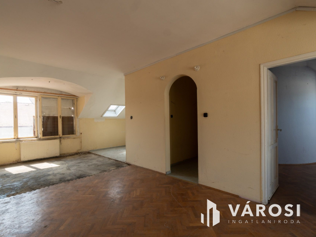 Siófok belvárosában a főtéren 591 nm lakóterű ingatlan eladó