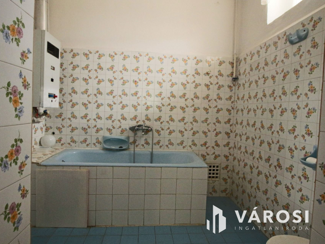 Békéscsaba belvárosában polgári családi ház eladó