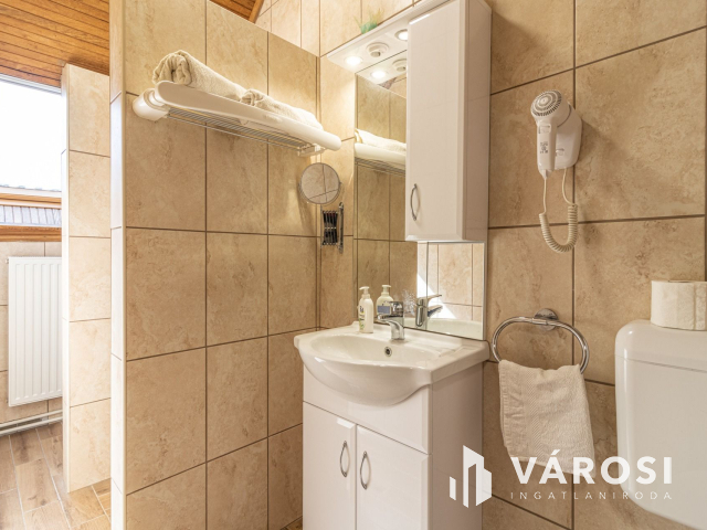 Zalakaroson 7 lakrészes apartmanház étteremmel együtt eladó!