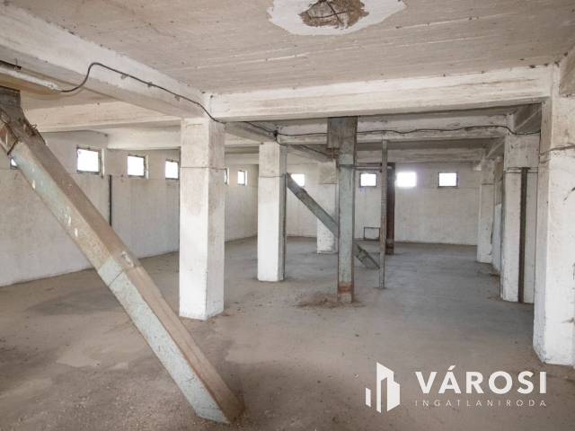 Kiváló adottságú telephely, vasúti iparvágánnyal