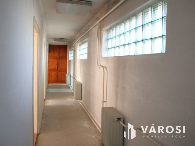 SZÁLLÁSHELY létesítésére alkalmas kétszintes IRODAHÁZ