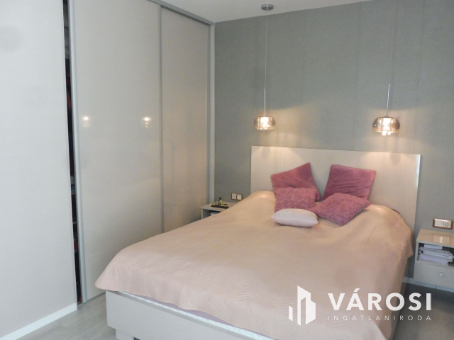 Újszegedi N+4 szobás ház medencével eladó!