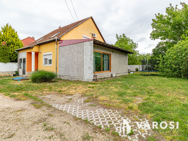 Tágas terekkel rendelkező Baktói családi ház