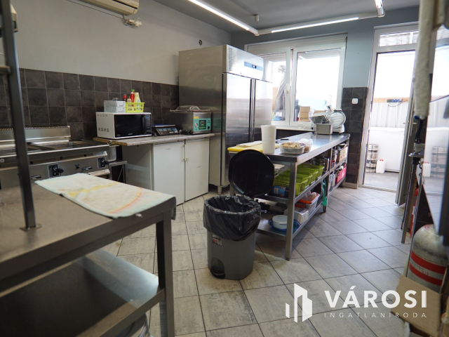 Forgalmas utcában, üzlethelység, nagy marketingfelülettel!