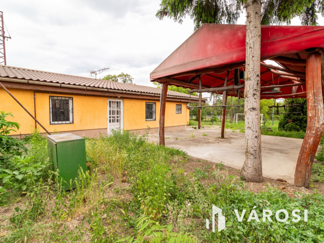 Eladó üzlethelyiség nagy telekkel Bicskén