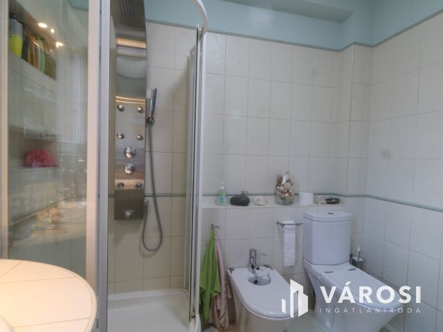 Bérkert utcai sorház, saját kertttel,garázzsal.