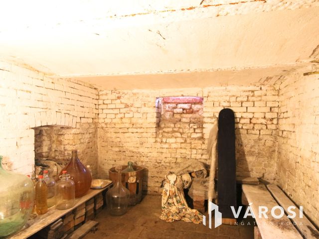 Kétgenerációs, nagypolgári családi ház eladó!