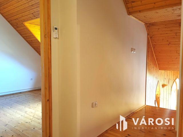 Családi ház + 3 lakás kiváló környéken eladó!