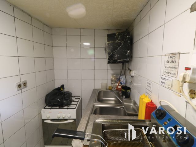 Mars téren Gyros-os bűfé, eladó.