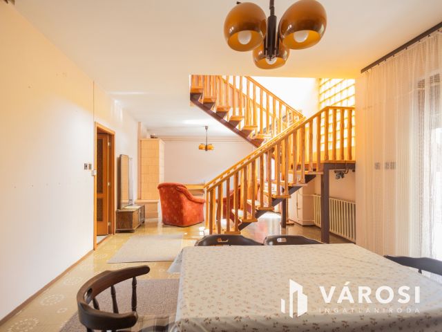 Jó szerkezetű kétgenerációs ház a Fürdőövezetben