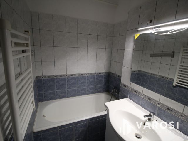 Földszinti lakás eladó az Attila utcában