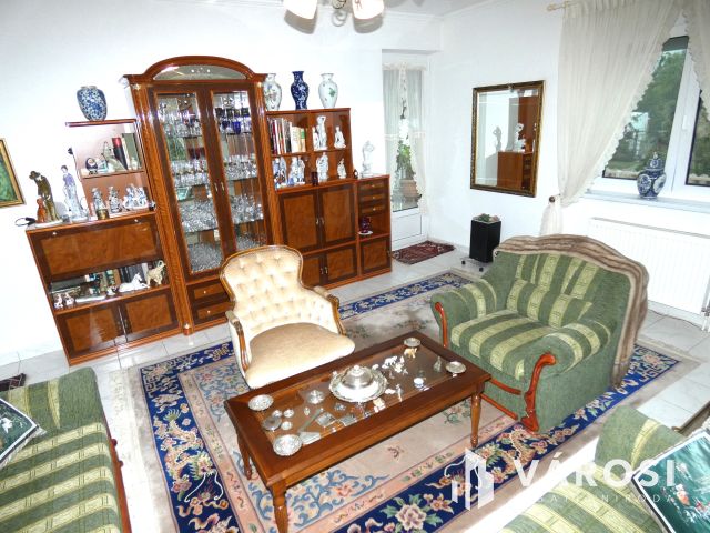 Nagy ház most még jó áron eladó a Balatonhoz közel