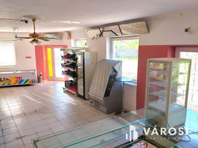 Takaros lakássá alakítható sarki ingatlan