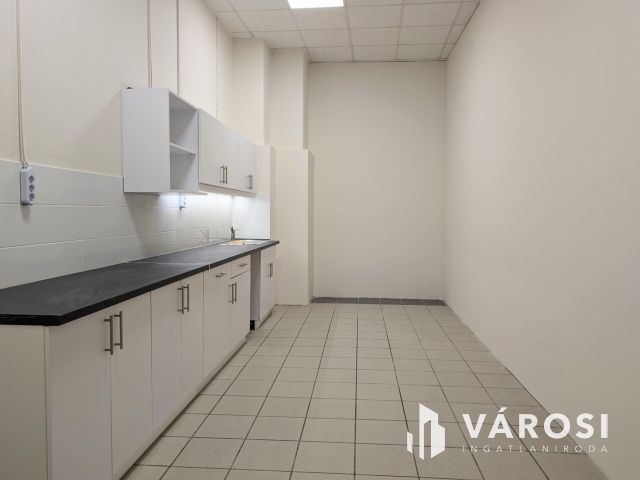 Belvárosi  2 szintes üzlethelyiség kiadó!