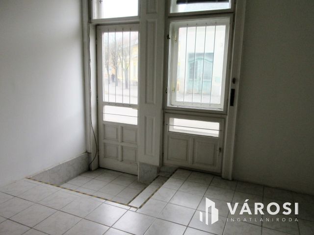 Üzlethelyiség Baján, a városközpontban! Lakással, garázzsal!