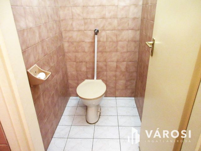 Üzlethelyiség Baján, a városközpontban! Lakással, garázzsal!