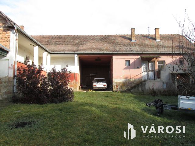 Családi ház csendes helyen két lakrésszel