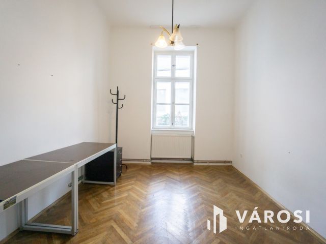 Nagypolgári villa jellegű ház, két önálló lakással