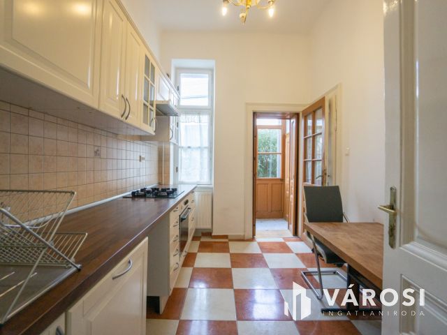 Nagypolgári villa jellegű ház, két önálló lakással