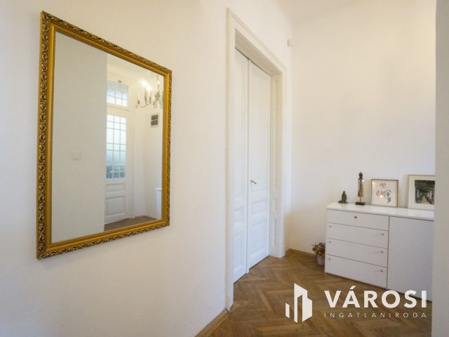 Nagypolgári villa jellegű ház, két önálló lakással