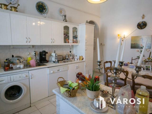 Nagypolgári villa jellegű ház, két önálló lakással