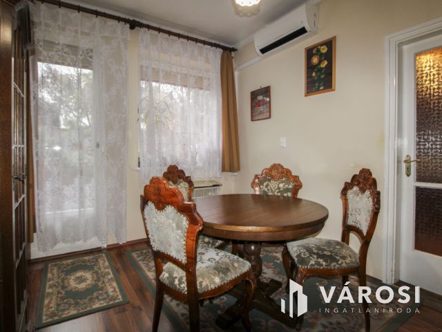 Két szint, tágas élettér és privát medence