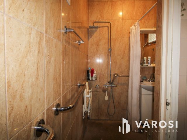 Két szint, tágas élettér és privát medence