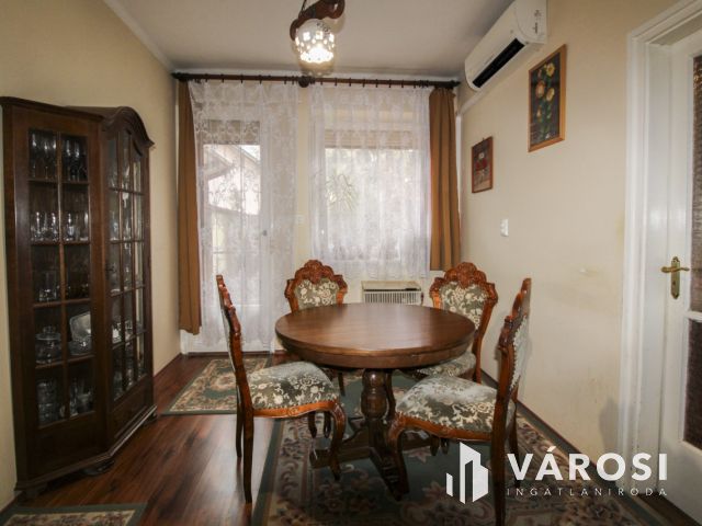 Két szint, tágas élettér és privát medence