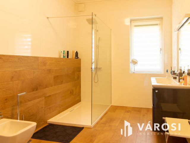 Mediterrán luxusvilla Érd Fenyves-Parkvárosban