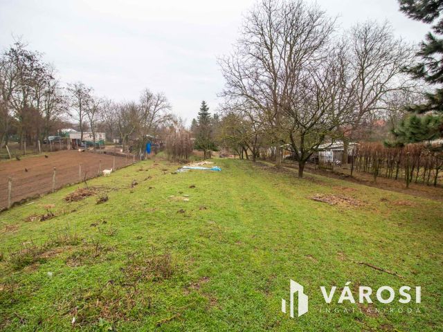 Pihenésre, gazdálkodásra, ottlakásra alkalmas zártkert