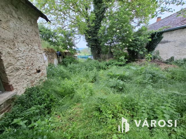 Telek, bazaltkő építőanyaggal Kékkúton eladó