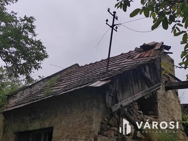 Telek, bazaltkő építőanyaggal Kékkúton eladó