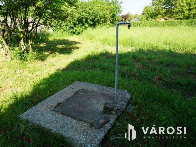 Eladó telek a város zajától távol, mégis mindenhez közel