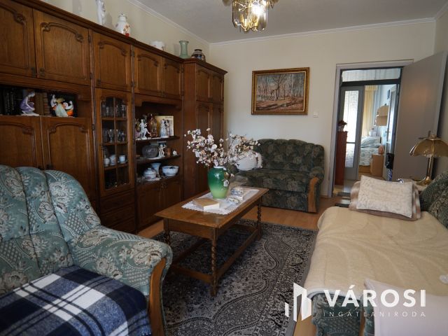 Marcali belvárosában, de még is csendes utcában eladó lakás!