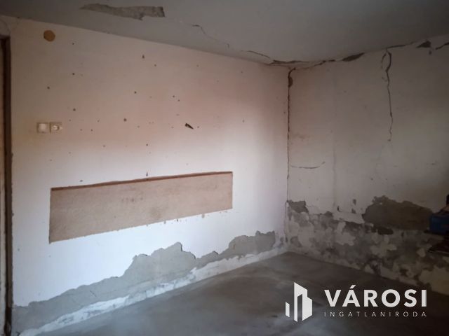 Felújítandó ház egy csendes kis településen