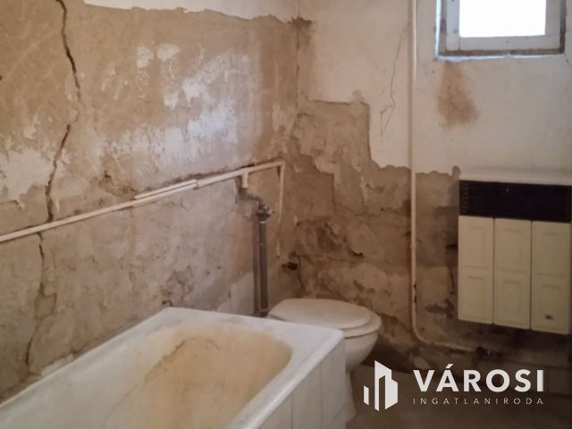 Felújítandó ház egy csendes kis településen