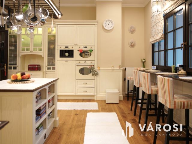 Kúria eladó Zsombón, birtokkal és naperőművel!