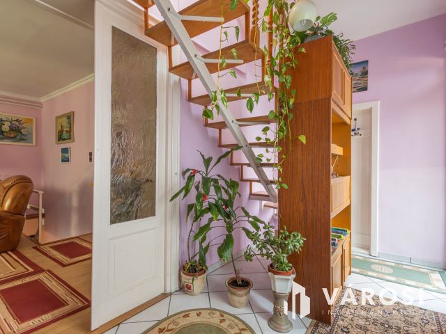 Nagy ház több garázzsal, még több lehetőséggel!