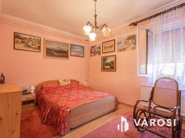 Nagy ház több garázzsal, még több lehetőséggel!