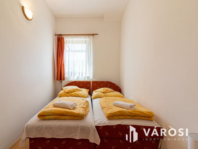 Eladó panzió saját parkolóval, nagy kerttel Bogácson!