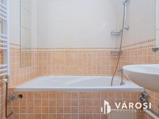 3 különnyíló szobás, panelprogramos lakás - felső szinten