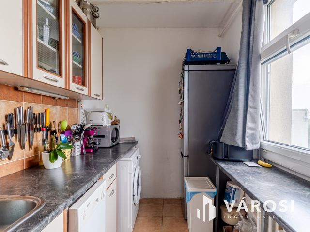 3 különnyíló szobás, panelprogramos lakás - felső szinten