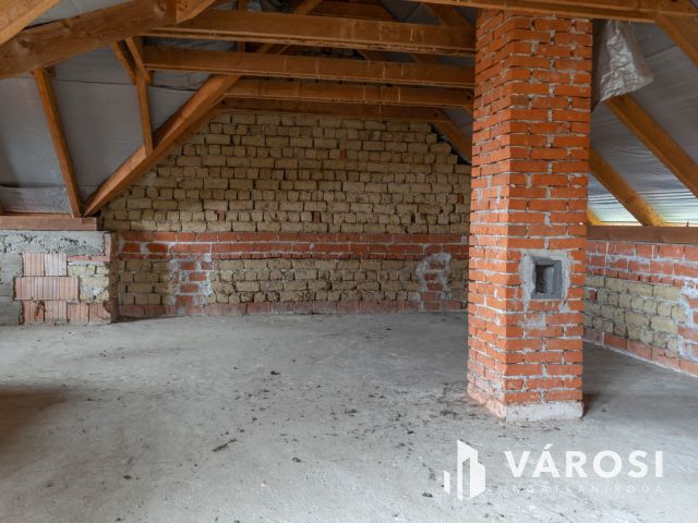 Tágas otthon lehetősége Újiráz központjában