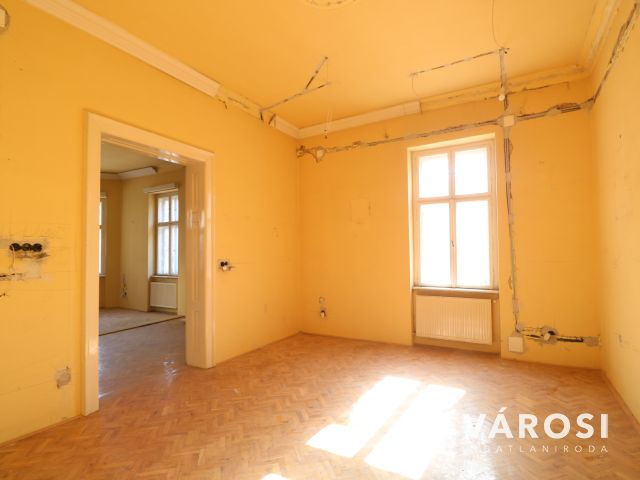 Felújítandó 95 nm-es lakkás.