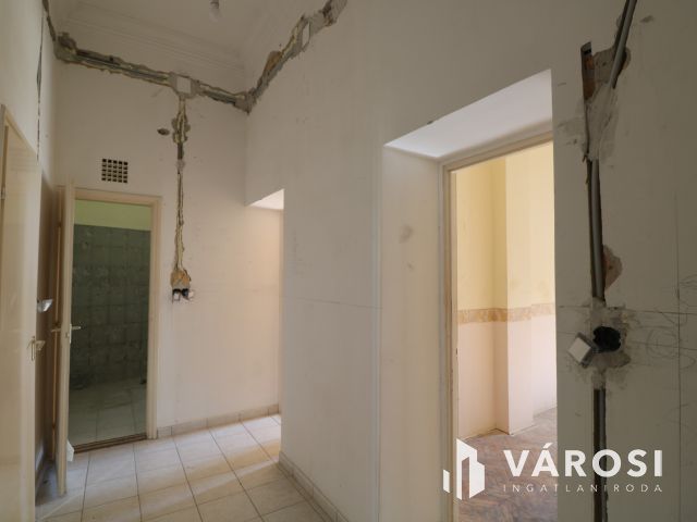 Felújítandó 95 nm-es lakkás.