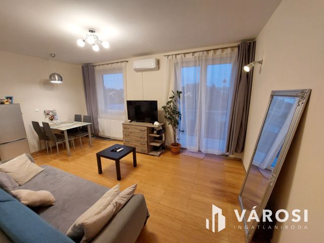 Csinos tégla lakás, autóbeállóval.