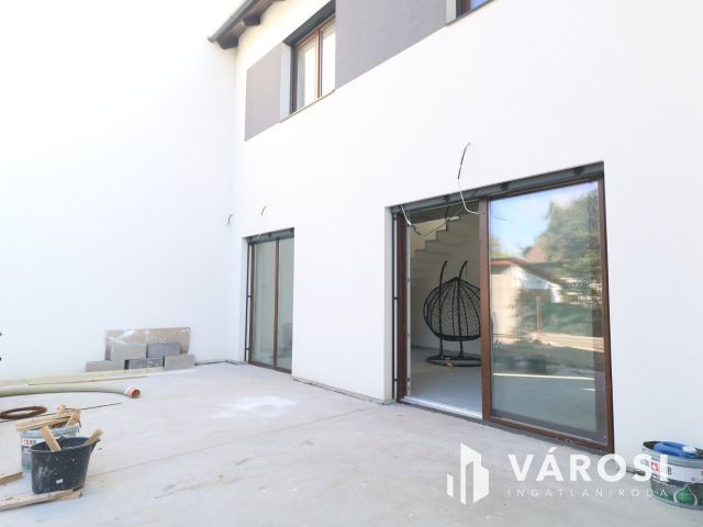 Emeltszintű szerkezetkész ikerház,  Új-petőfi telepen eladó!